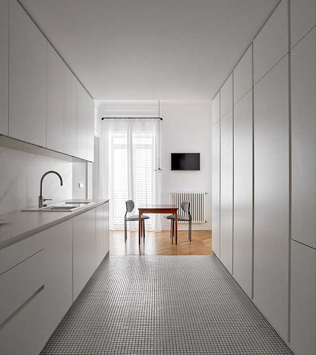 Classicism and design, union and independence. Harmonic contrasts in a private residence