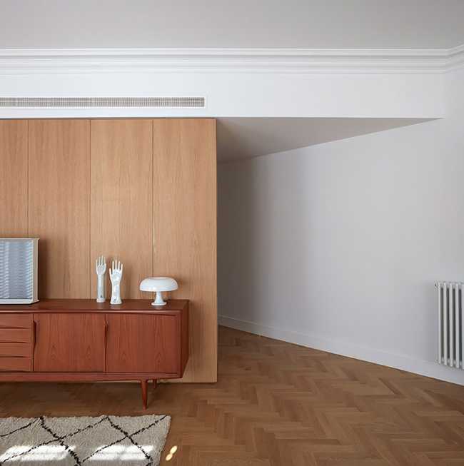 Classicism and design, union and independence. Harmonic contrasts in a private residence
