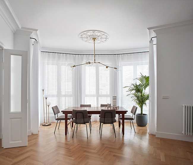 Classicism and design, union and independence. Harmonic contrasts in a private residence