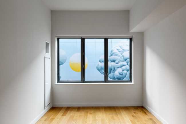 Une fresque artistique. Vue poétique et fantastique sur le ciel nuageux de New York.