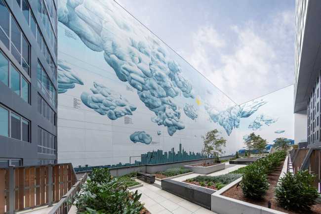 Une fresque artistique. Vue poétique et fantastique sur le ciel nuageux de New York.