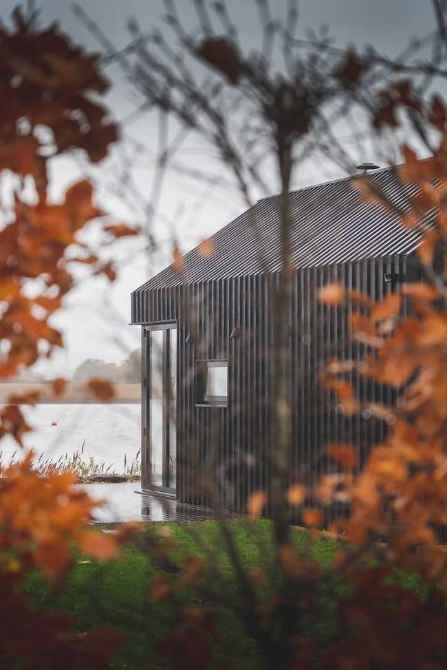 Search for elegance in the simplicity of a wooden house