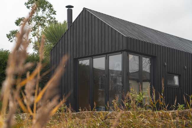 Search for elegance in the simplicity of a wooden house