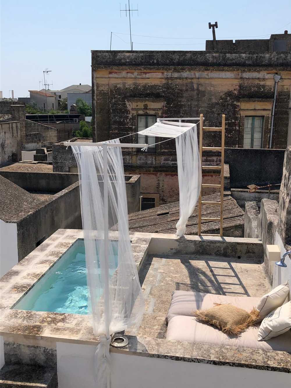 Terrasses en pierre locale et fenêtres bleues de style méditerranéen. La beauté du Salento reprend vie