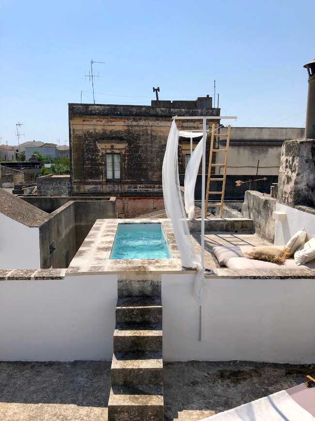 Terrasses en pierre locale et fenêtres bleues de style méditerranéen. La beauté du Salento reprend vie