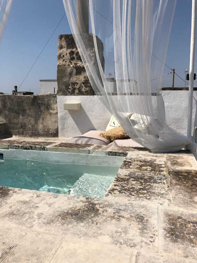 Terrasses en pierre locale et fenêtres bleues de style méditerranéen. La beauté du Salento reprend vie