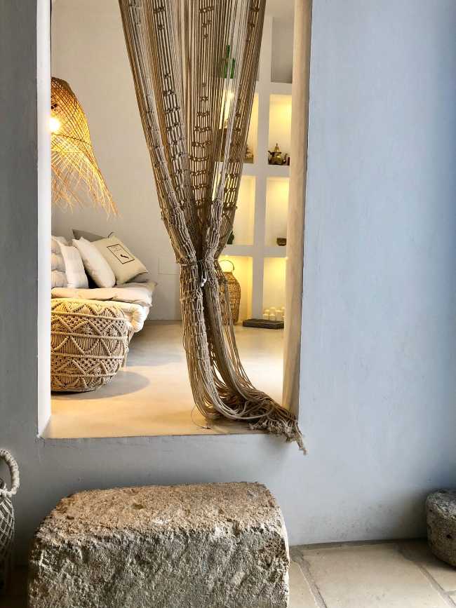 Terrasses en pierre locale et fenêtres bleues de style méditerranéen. La beauté du Salento reprend vie