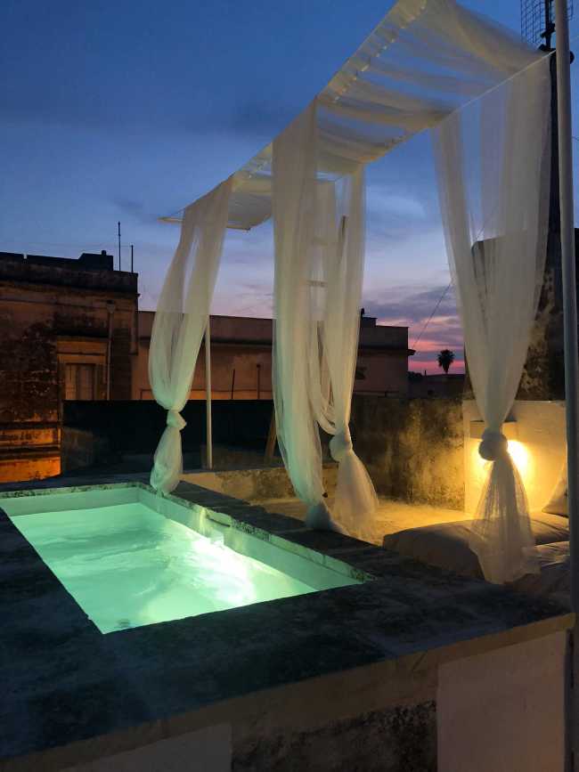 Terrasses en pierre locale et fenêtres bleues de style méditerranéen. La beauté du Salento reprend vie
