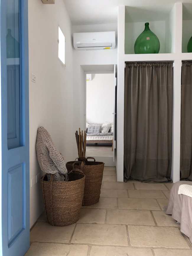 Terrasses en pierre locale et fenêtres bleues de style méditerranéen. La beauté du Salento reprend vie