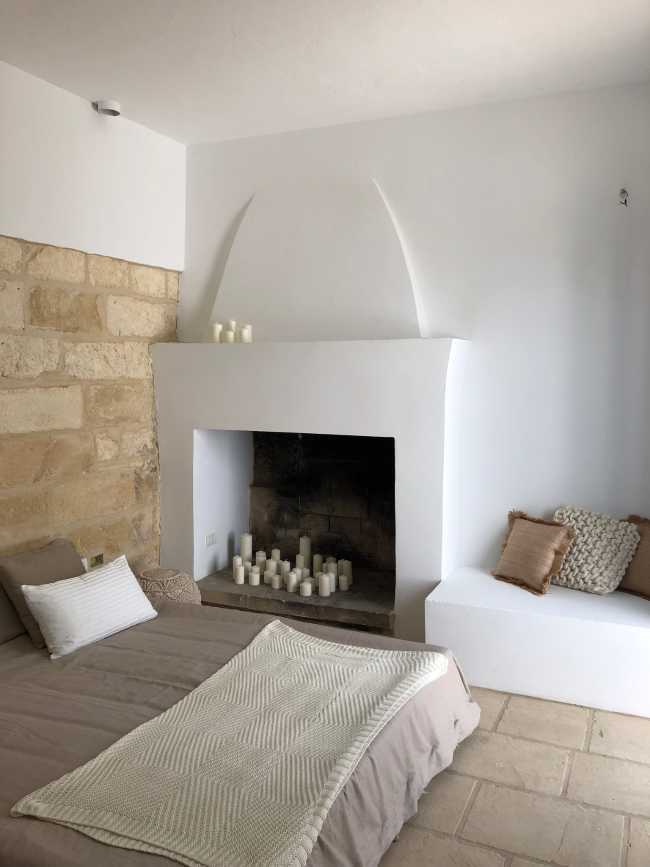 Terrasses en pierre locale et fenêtres bleues de style méditerranéen. La beauté du Salento reprend vie