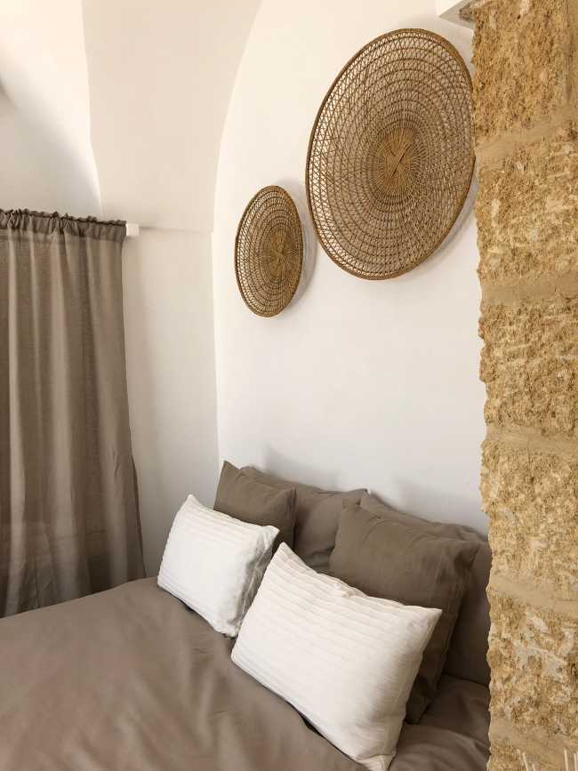 Terrasses en pierre locale et fenêtres bleues de style méditerranéen. La beauté du Salento reprend vie