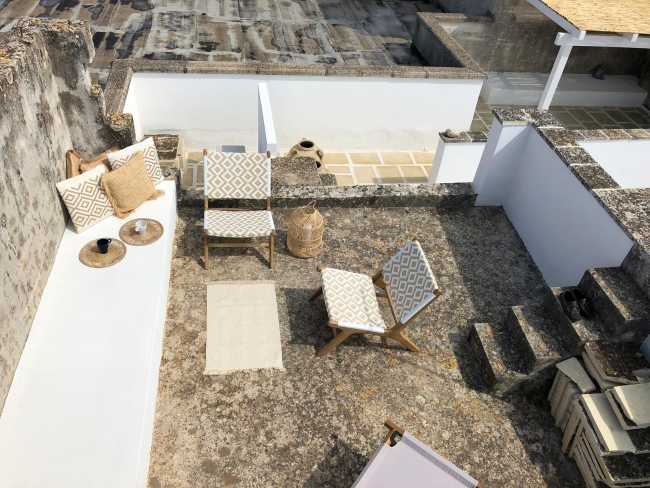 Terrasses en pierre locale et fenêtres bleues de style méditerranéen. La beauté du Salento reprend vie