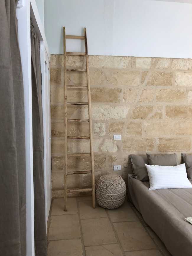 Terrasses en pierre locale et fenêtres bleues de style méditerranéen. La beauté du Salento reprend vie