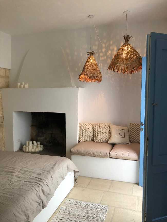 Terrasses en pierre locale et fenêtres bleues de style méditerranéen. La beauté du Salento reprend vie