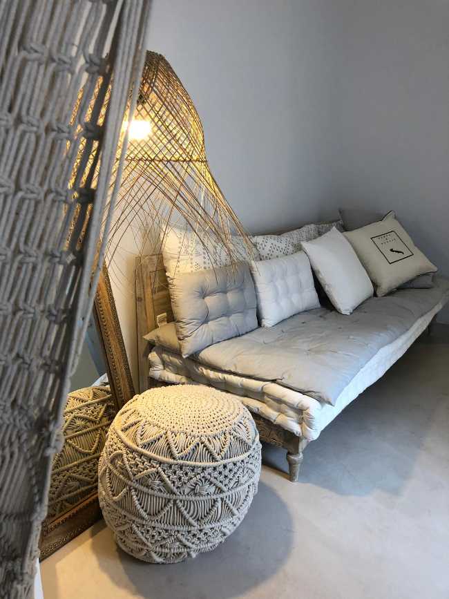 Terrasses en pierre locale et fenêtres bleues de style méditerranéen. La beauté du Salento reprend vie