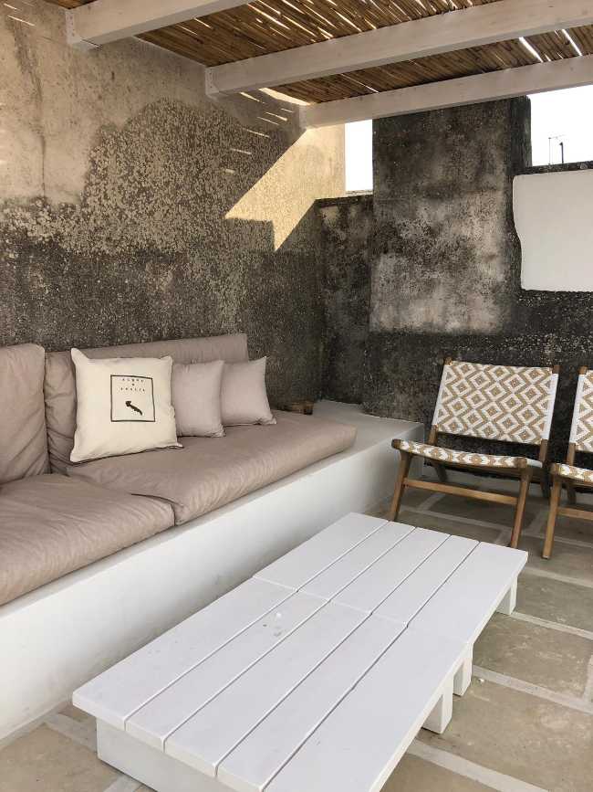 Terrasses en pierre locale et fenêtres bleues de style méditerranéen. La beauté du Salento reprend vie