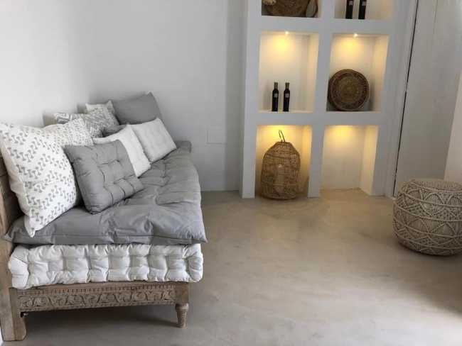 Terrasses en pierre locale et fenêtres bleues de style méditerranéen. La beauté du Salento reprend vie