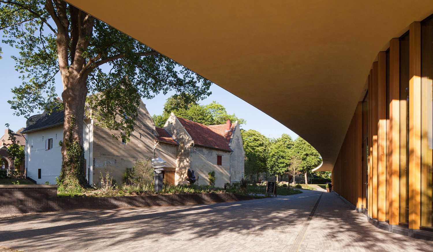 Tenuta nella periferia di Maastrich. Padiglione contemporaneo tra gli edifici storici del sito