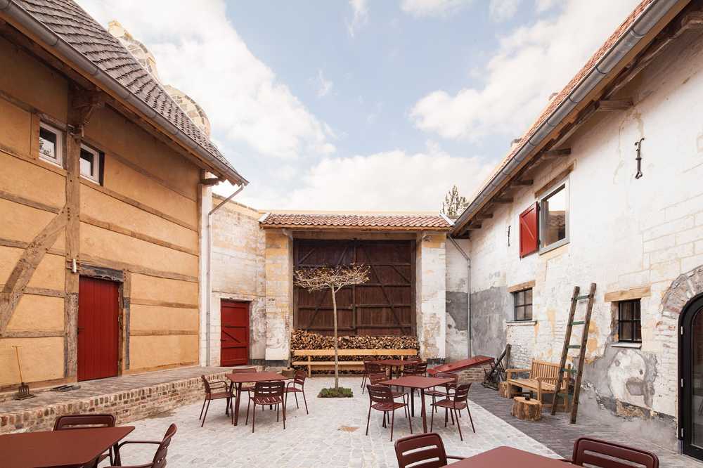 Tenuta nella periferia di Maastrich. Padiglione contemporaneo tra gli edifici storici del sito