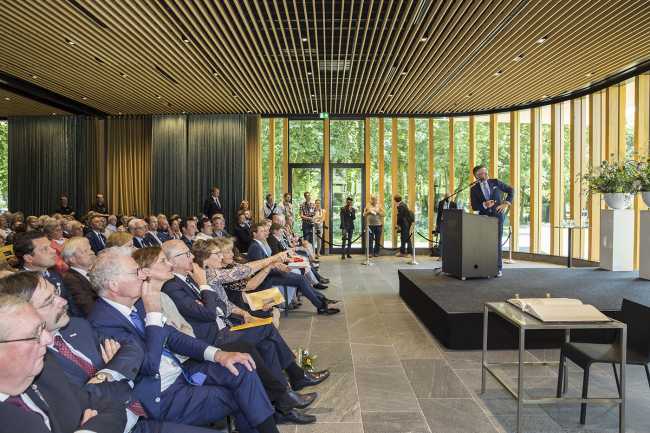 Tenuta nella periferia di Maastrich. Padiglione contemporaneo tra gli edifici storici del sito