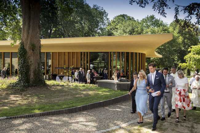 Tenuta nella periferia di Maastrich. Padiglione contemporaneo tra gli edifici storici del sito