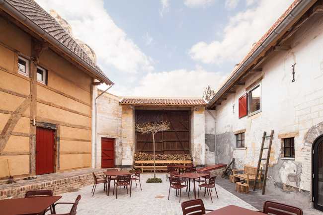 Tenuta nella periferia di Maastrich. Padiglione contemporaneo tra gli edifici storici del sito