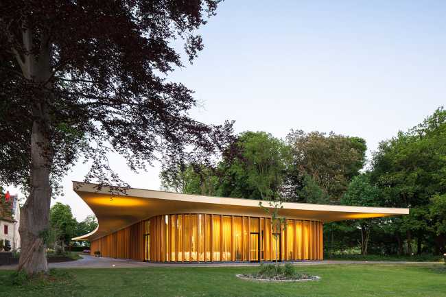 Tenuta nella periferia di Maastrich. Padiglione contemporaneo tra gli edifici storici del sito