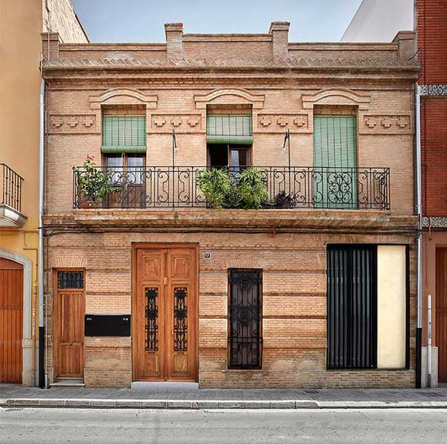 Rehabilitación de una casa típica valenciana. Los interiores y exteriores se compenetran entre tradición e innovación