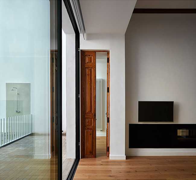 Rehabilitación de una casa típica valenciana. Los interiores y exteriores se compenetran entre tradición e innovación