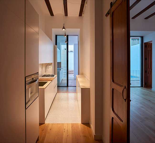 Rehabilitación de una casa típica valenciana. Los interiores y exteriores se compenetran entre tradición e innovación