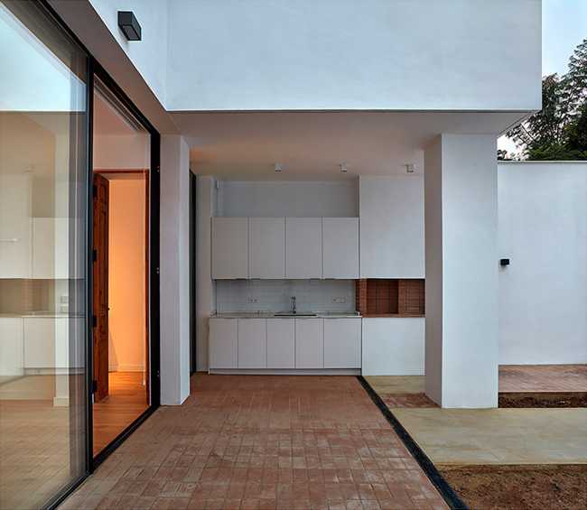 Rehabilitación de una casa típica valenciana. Los interiores y exteriores se compenetran entre tradición e innovación