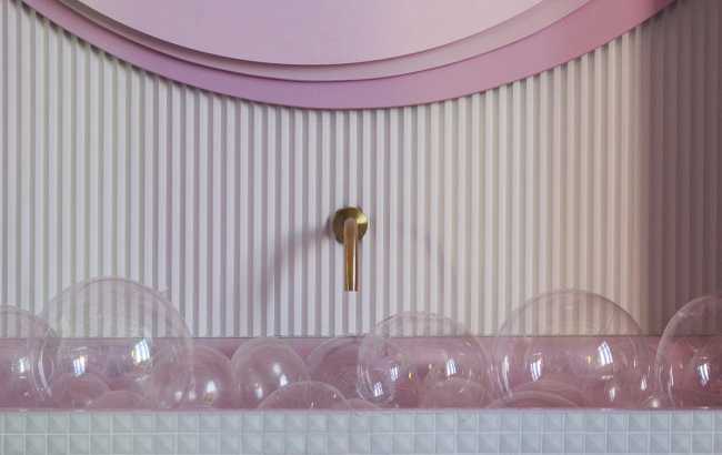 Wonder Galaxy pour Casa Decor. Une installation futuriste et ludique qui évoque les rêves d'enfance