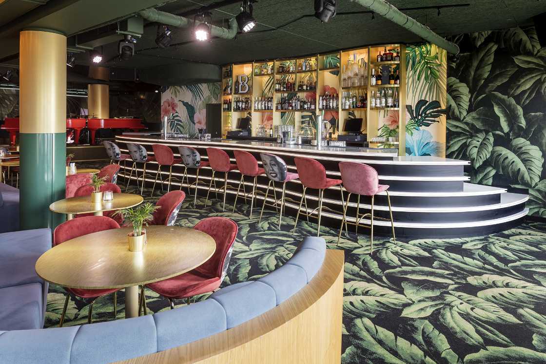 Restyling of the Crazy Pianos Club. The space is conceived as a surreal movie to relax in