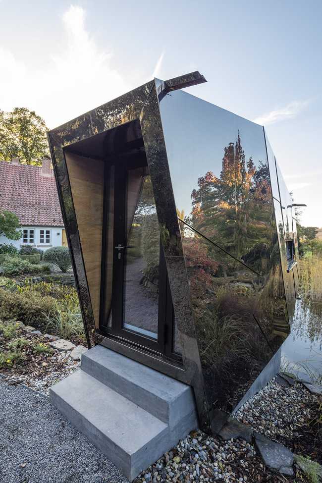 Floating Sculpted Space. The bronze colored facade elegantly reflects the environment