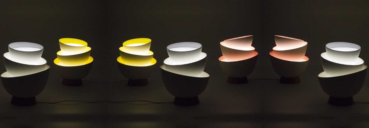 Lámpara inspirada en las formas espontáneas de la cotidianidad. De una pila de platos a una idea de diseño