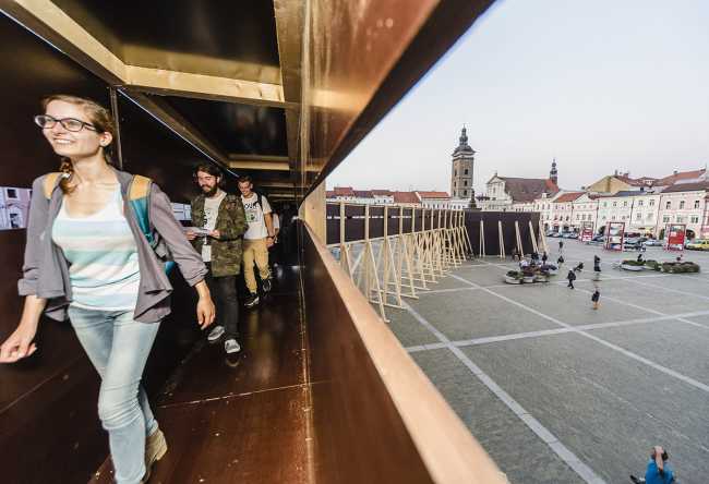 La (no) percepción del arte en nuestra vida cotidiana. Una estructura de madera devuelve la atención a los espacios invisibles