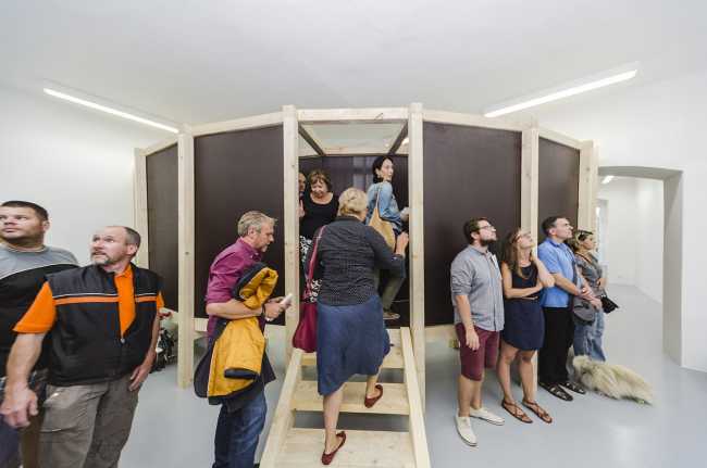 La (no) percepción del arte en nuestra vida cotidiana. Una estructura de madera devuelve la atención a los espacios invisibles