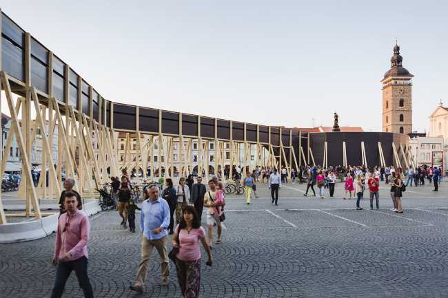 La (no) percepción del arte en nuestra vida cotidiana. Una estructura de madera devuelve la atención a los espacios invisibles