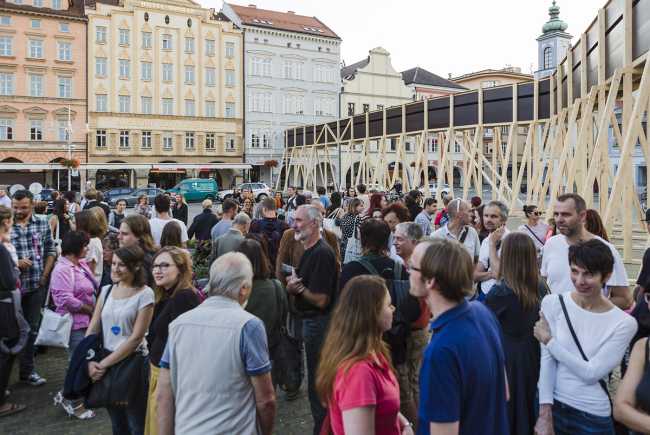 La (no) percepción del arte en nuestra vida cotidiana. Una estructura de madera devuelve la atención a los espacios invisibles