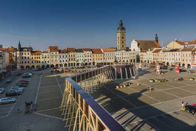 La (no) percepción del arte en nuestra vida cotidiana. Una estructura de madera devuelve la atención a los espacios invisibles