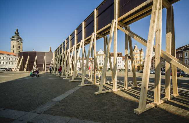 La (no) percepción del arte en nuestra vida cotidiana. Una estructura de madera devuelve la atención a los espacios invisibles