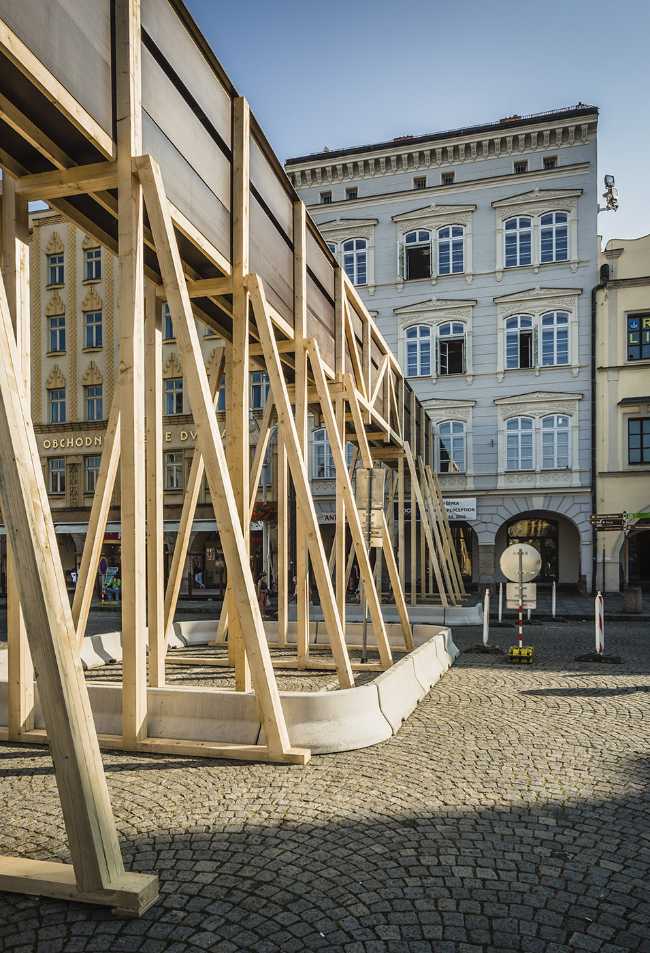 (Non-)Perception of art in our everyday life. A wooden structure brings ...