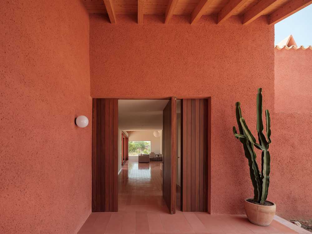 Visual and tactile continuity between the architecture and its environment. Vibrant monochrome effects in sunlight
