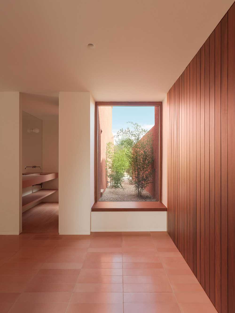 Visual and tactile continuity between the architecture and its environment. Vibrant monochrome effects in sunlight
