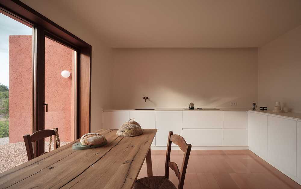 Visual and tactile continuity between the architecture and its environment. Vibrant monochrome effects in sunlight
