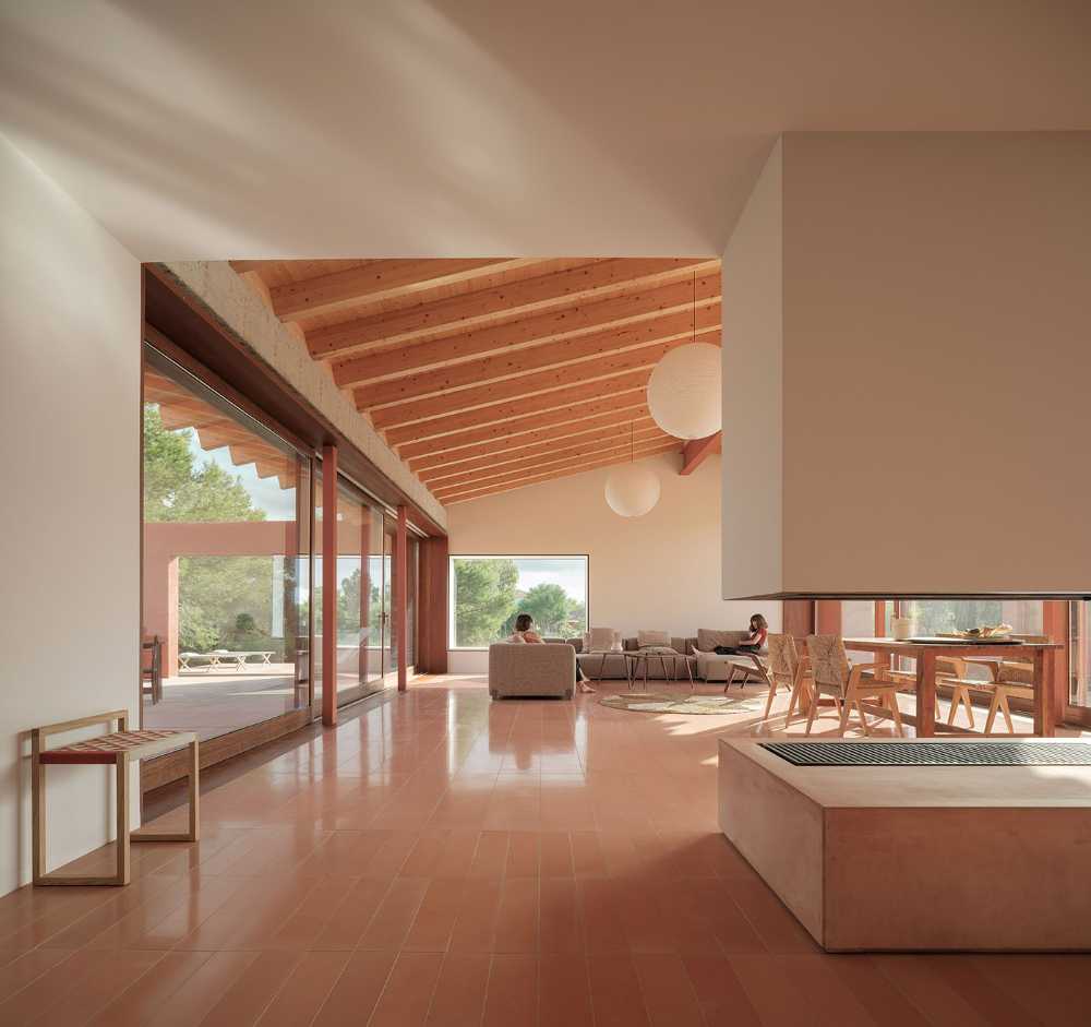 Visual and tactile continuity between the architecture and its environment. Vibrant monochrome effects in sunlight