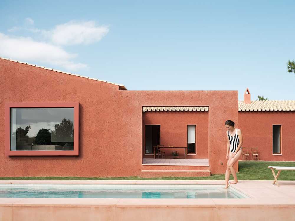 Visual and tactile continuity between the architecture and its environment. Vibrant monochrome effects in sunlight