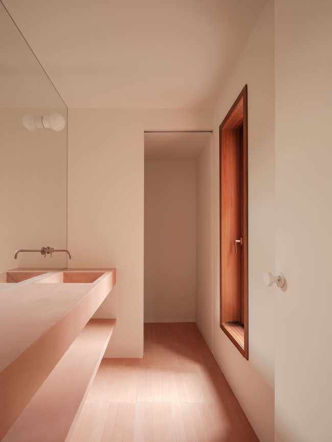 Visual and tactile continuity between the architecture and its environment. Vibrant monochrome effects in sunlight