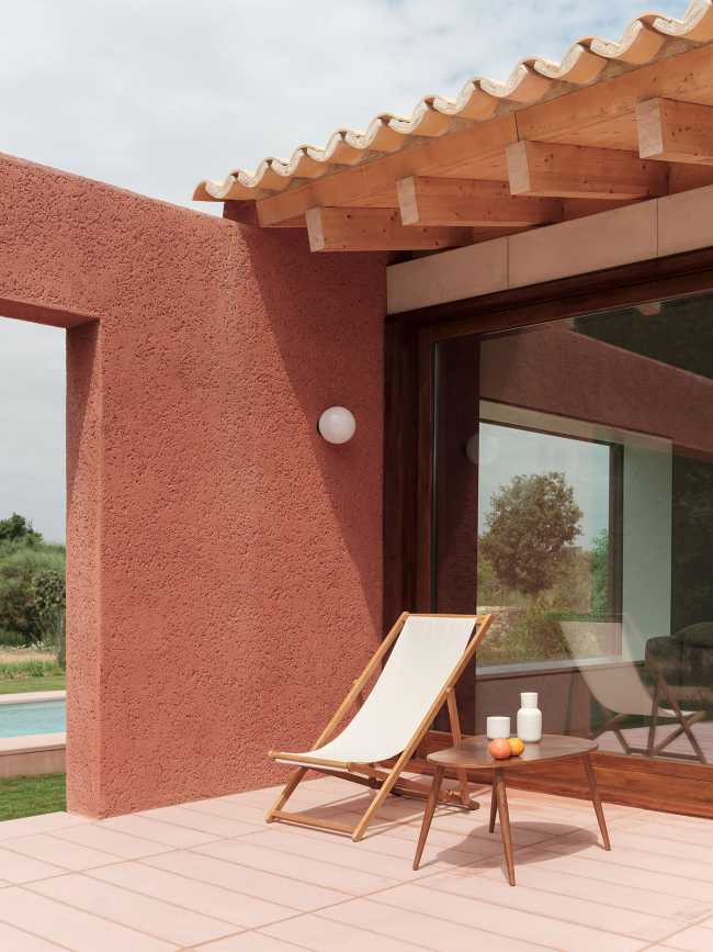 Visual and tactile continuity between the architecture and its environment. Vibrant monochrome effects in sunlight