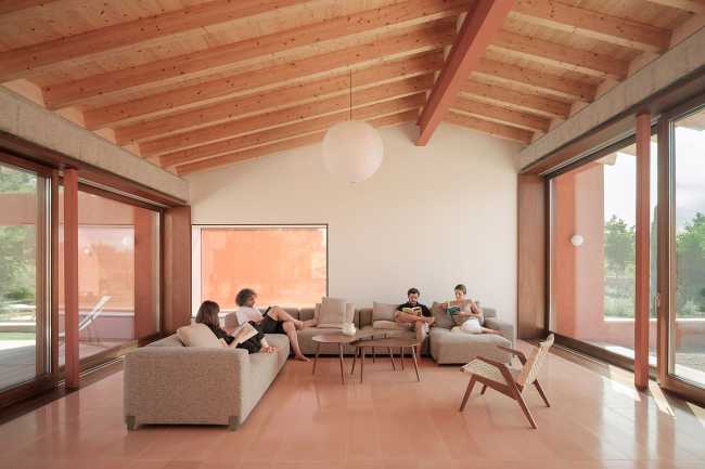 Visual and tactile continuity between the architecture and its environment. Vibrant monochrome effects in sunlight